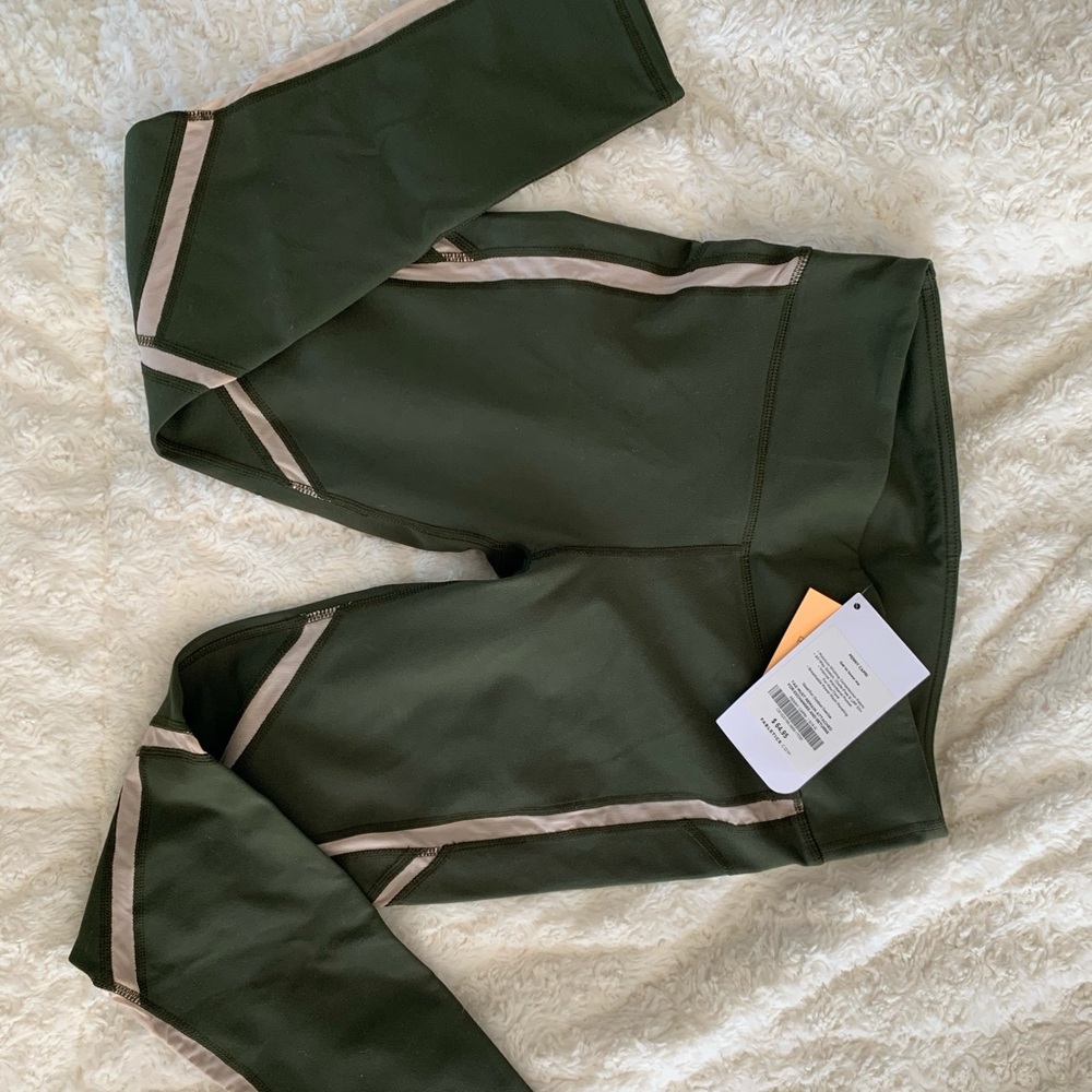 NWT Fabletics Penny Capri Size Small